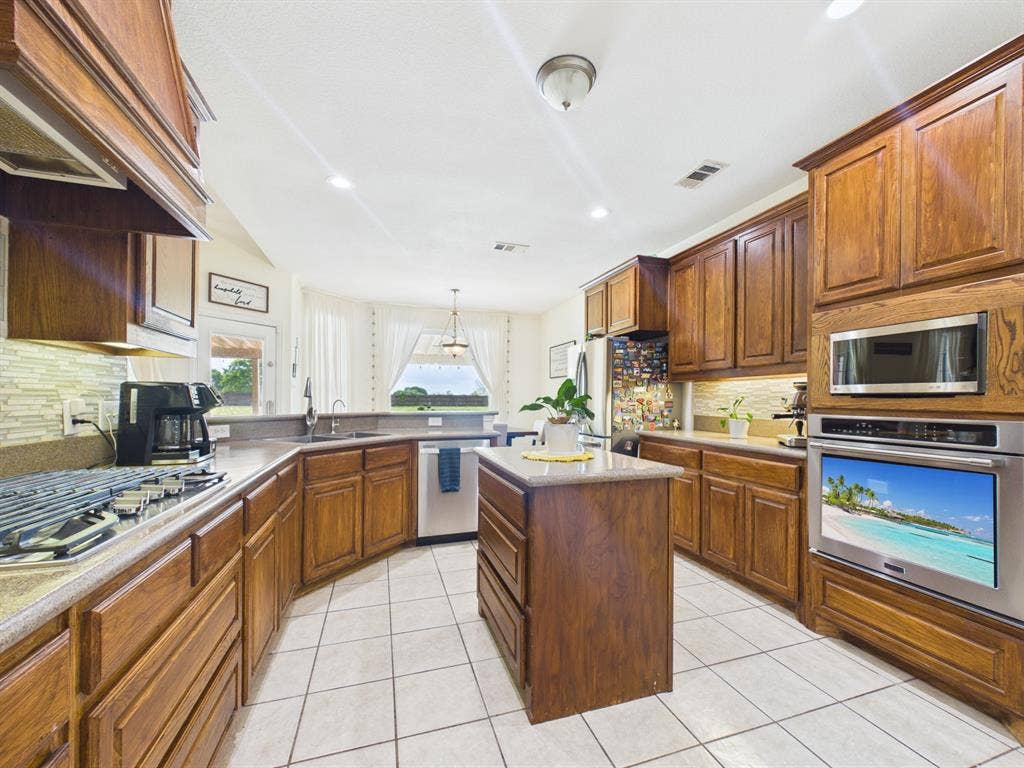 5640 Jennifer Lane, Midlothian, TX 76065 Great space for entertaining, butlers workspace off of kitchen