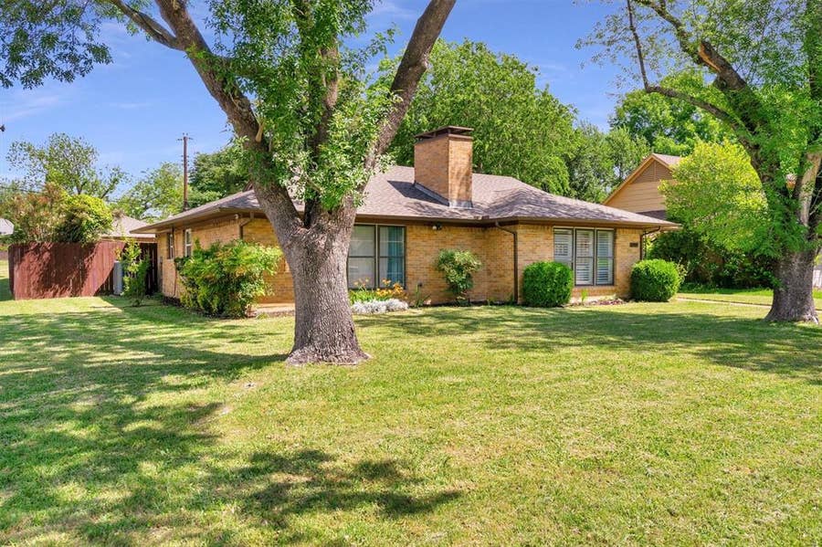 Property photo for 2949 Maydelle Lane, Farmers Branch, TX
