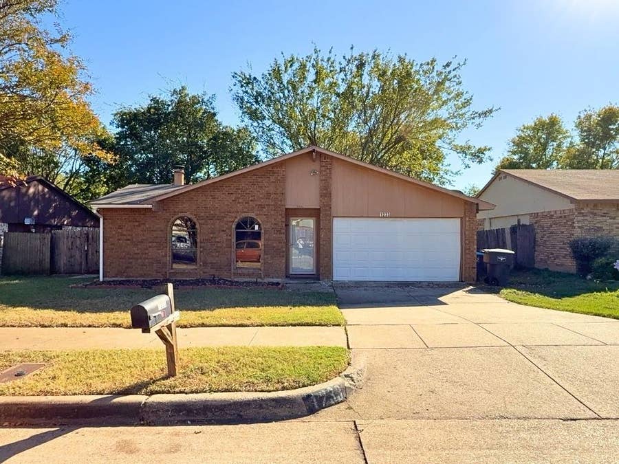 Property photo for 1233 Steinburg Lane, Fort Worth, TX