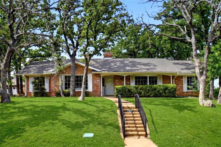 Property photo for 2907 Lakeshore Court, Arlington, TX