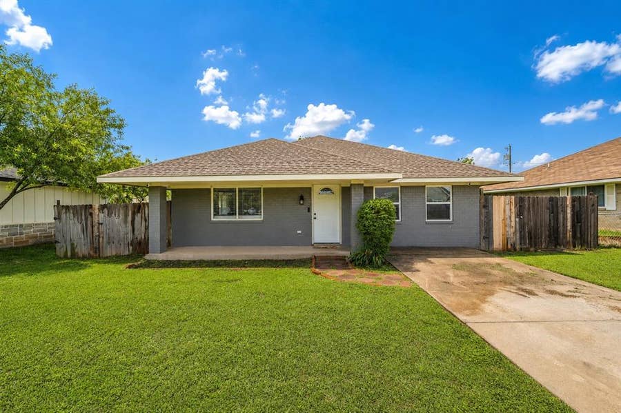 Property photo for 408 Little Avenue, McGregor, TX