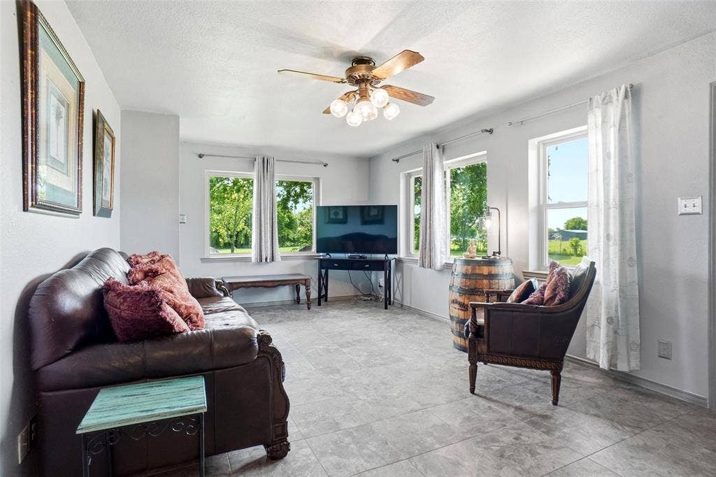 8983 W Odneal Road, Krum, TX 76249 8983 W Odneal Road, Krum, TX 76249
