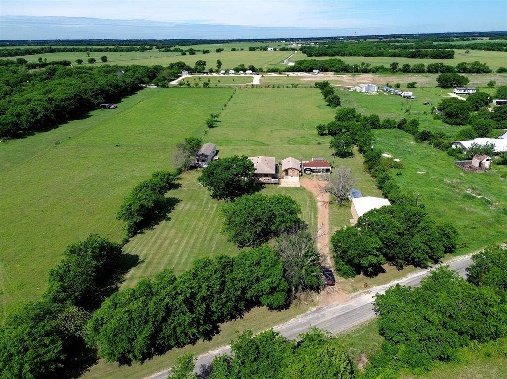 8983 W Odneal Road, Krum, TX 76249 8983 W Odneal Road, Krum, TX 76249