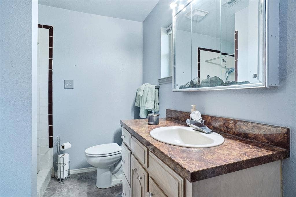 8983 W Odneal Road, Krum, TX 76249 Full bathroom in secondary bedroom of house #1.