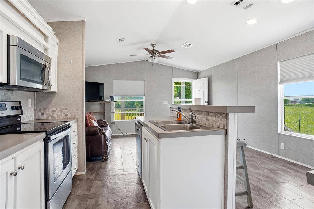 8983 W Odneal Road, Krum, TX 76249 8983 W Odneal Road, Krum, TX 76249