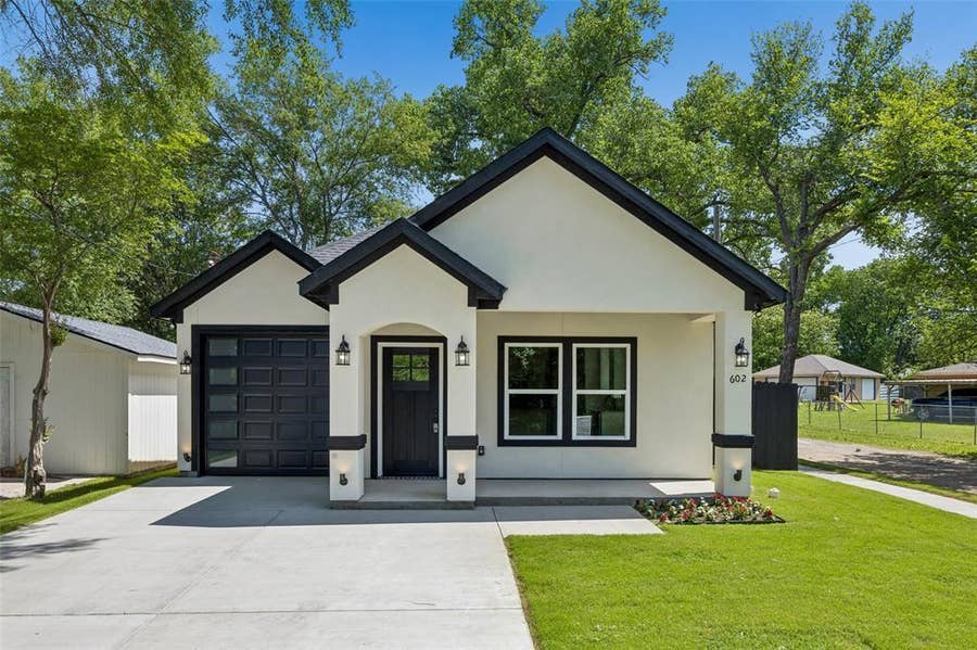 Property photo for 602 W Newton Street, Terrell, TX