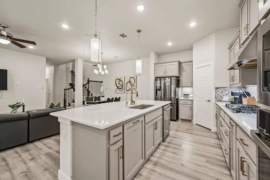 Property photo for 612 Courtyard Lane, Irving, TX
