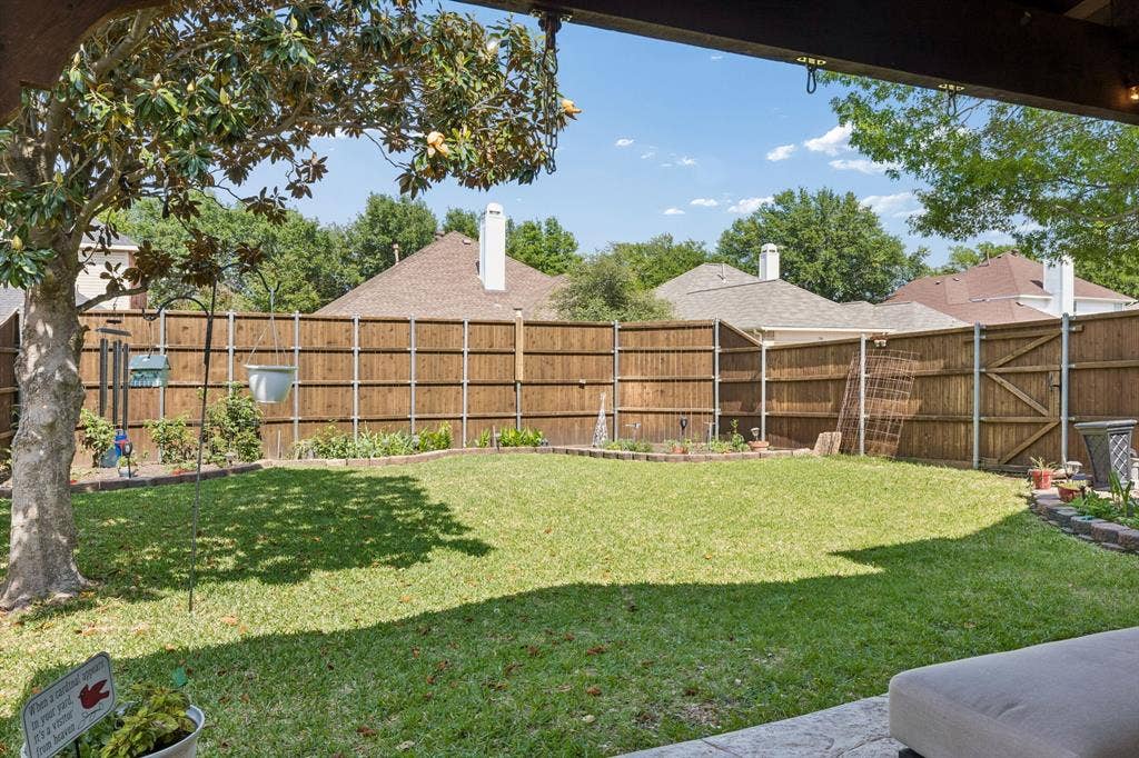 1105 Easton Lane, Allen, TX 75002 Large backyard offers wonderful space for pets and kids to run and play. Organic beds run along the back fence. Plantings in the organice garden: blackberries, tomatoes, jalapenos, basil, rosemary and thyme.