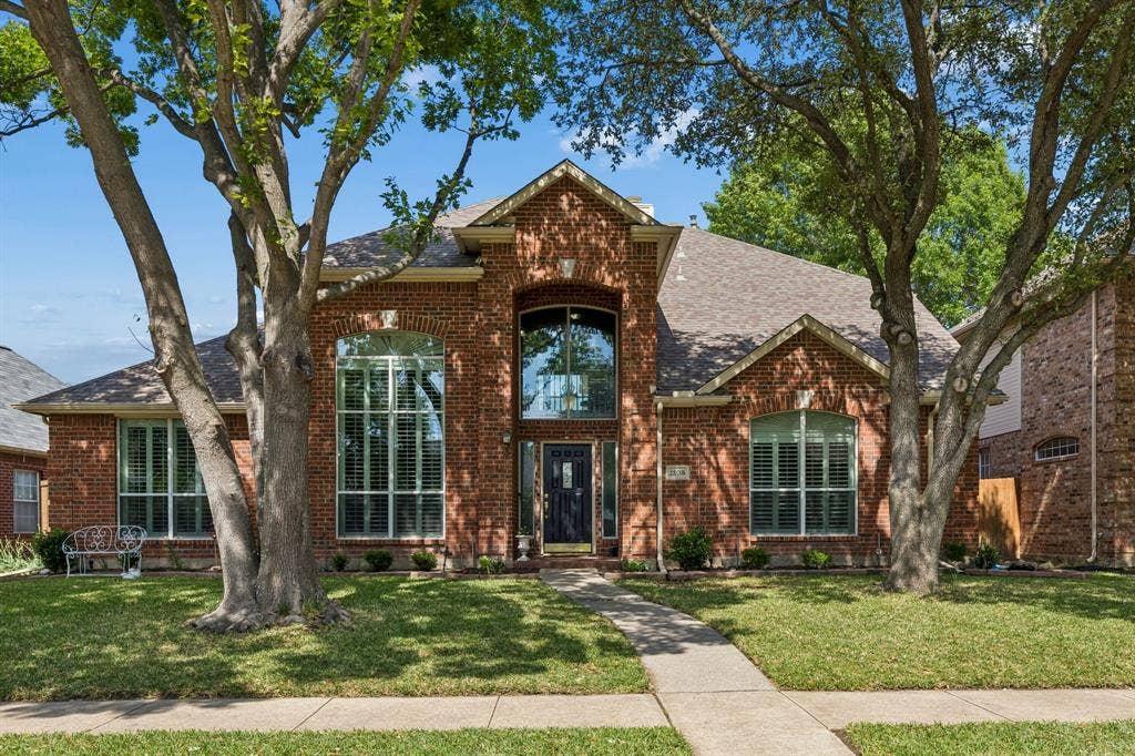 1105 Easton Lane, Allen, TX 75002 Welcome to 1105 Easton Lane. Found in highly desired Allen ISD, this beautiful 4 bedroom home is nestled on a quiet street just a short walk from Shadow Lakes Park. Mature trees, landscaped beds and sparkling windows create gorgeous drive up appeal for this beautiful 4 bedroom home.
