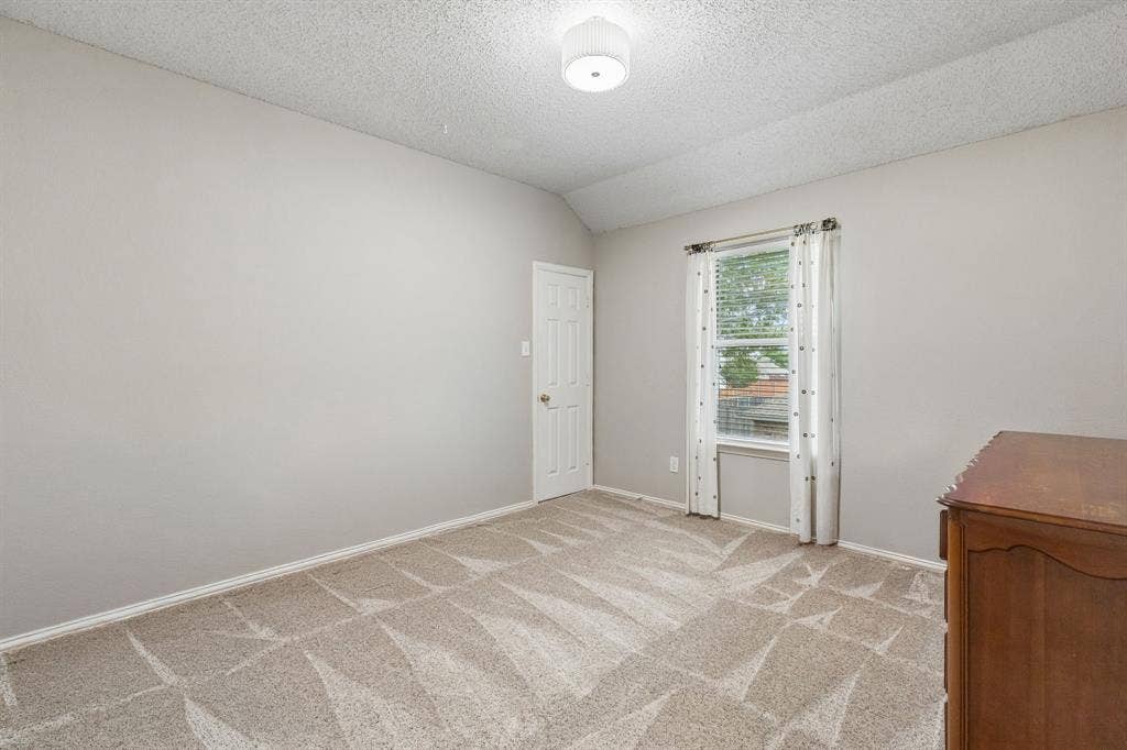 1105 Easton Lane, Allen, TX 75002 Nice size, split, secondary bedroom walk in closet, ceiling fan and carpet.