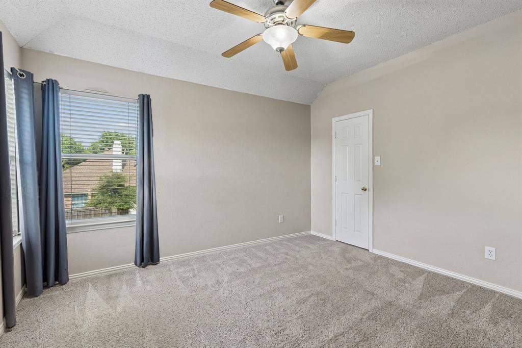 1105 Easton Lane, Allen, TX 75002 Nice size, split, secondary bedroom walk in closet, ceiling fan and carpet.