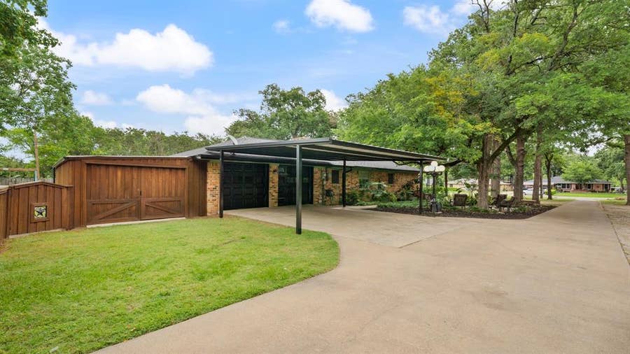Property photo for 313 Shadywood Lane, Seagoville, TX