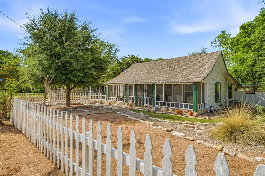 Property photo for 401 E Bridge Street, Granbury, TX
