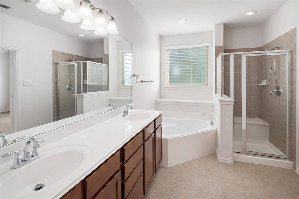 1619 Southwestern Drive, Allen, TX 75013 Primary Bathroom Upstairs