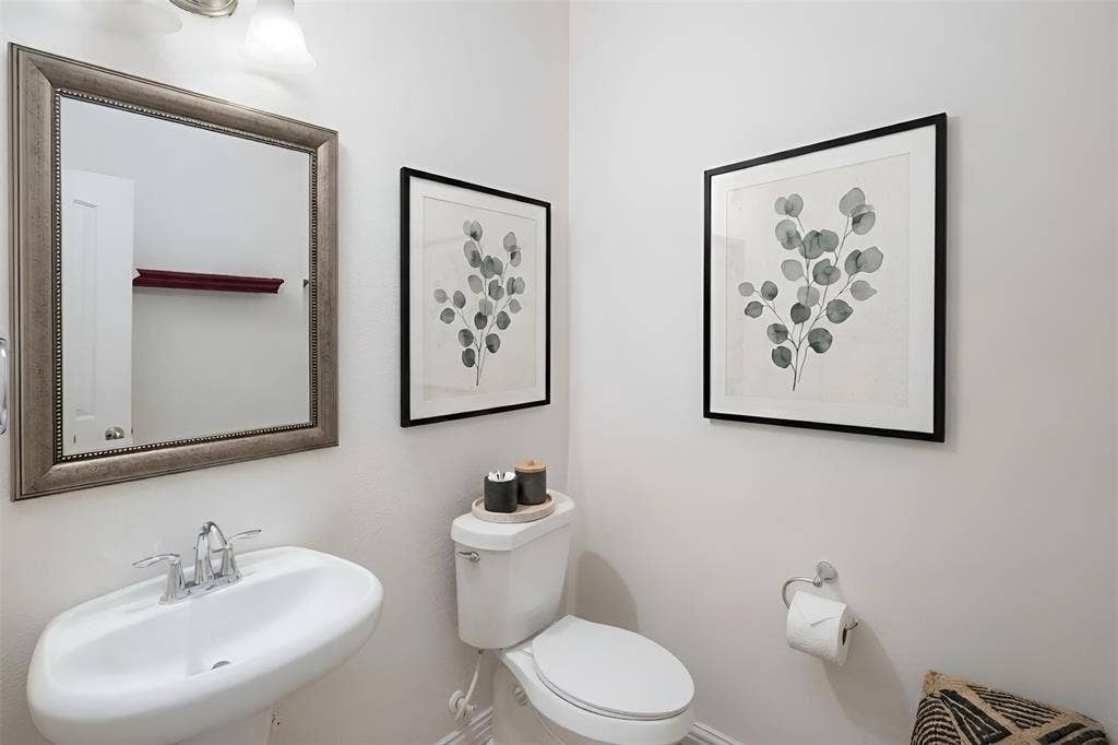 1619 Southwestern Drive, Allen, TX 75013 Bathroom Upstairs Virtually Staged