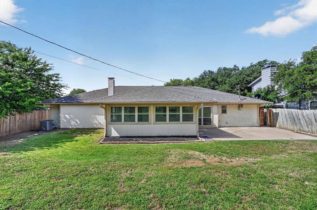 3420 Denbury Drive, Fort Worth, TX 76133 Expansive rear lawn with a full privacy fence