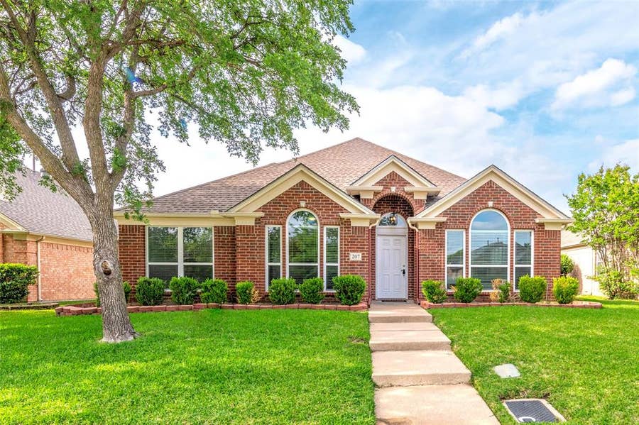 Property photo for 207 Meredith Court, Irving, TX
