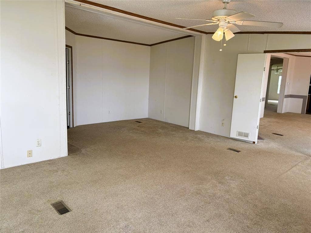 204 Causeway Cove, Seven Points, TX 75143 Sitting area off master bedroom