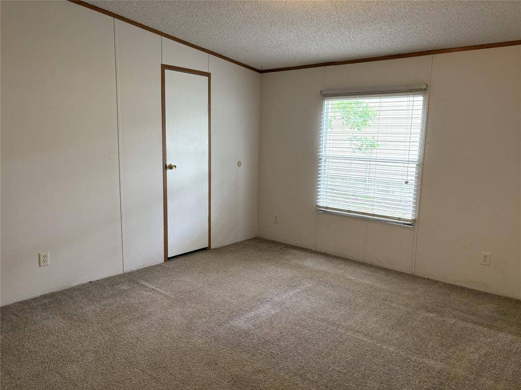 204 Causeway Cove, Seven Points, TX 75143 Sitting area off master bedroom