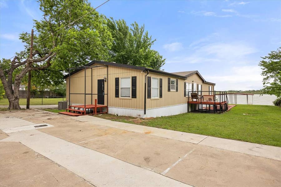 Property photo for 5821 Parkside Court, Granbury, TX