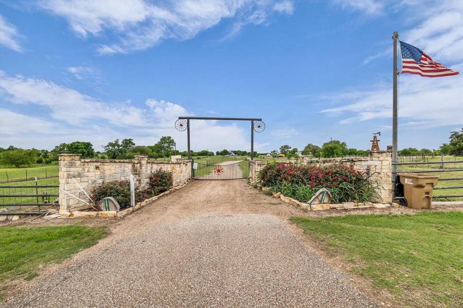 Property photo for 12912 Spring Valley Road, Moody, TX