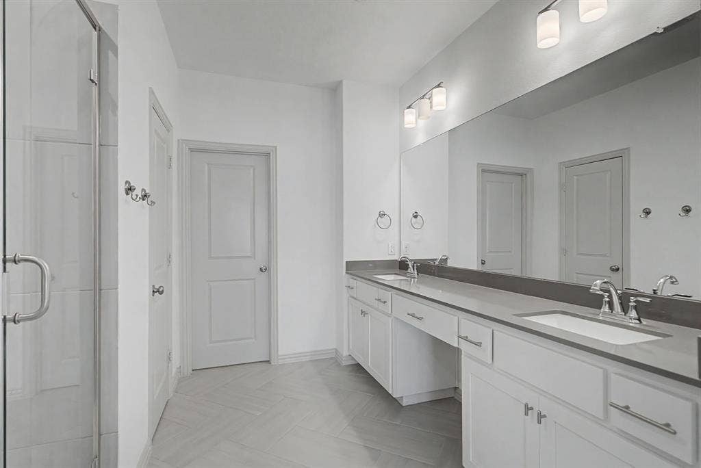 6032 Silverado Trail, McKinney, TX 75070 Dual vanity with undermount sinks and chrome fixtures