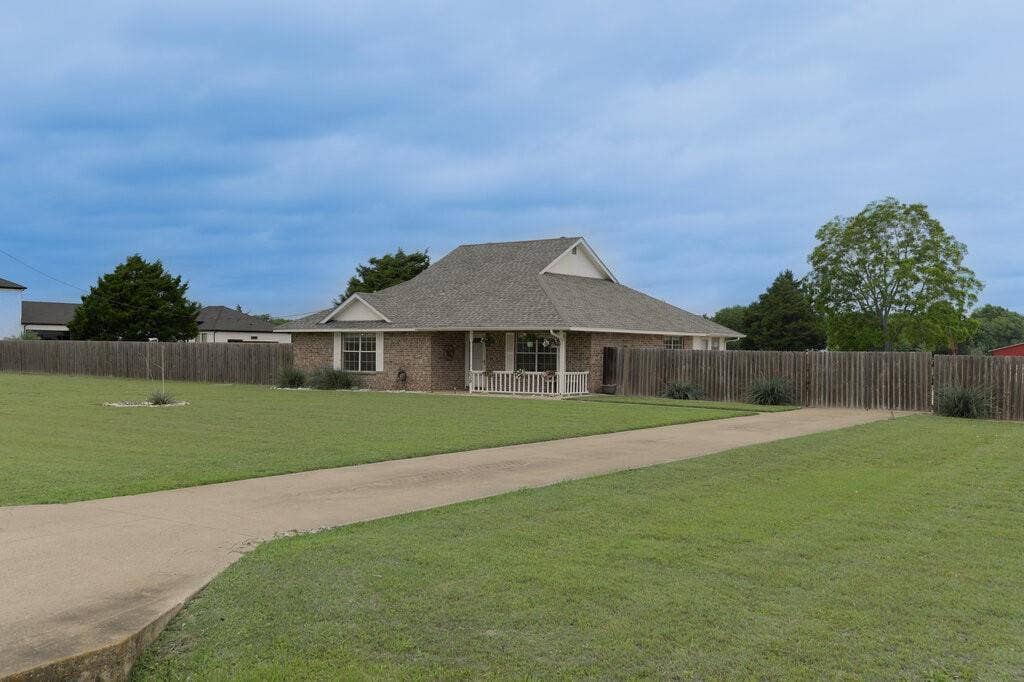 339 Meadow Lane, Red Oak, TX 75154 339 Meadow Lane, Red Oak, TX 75154