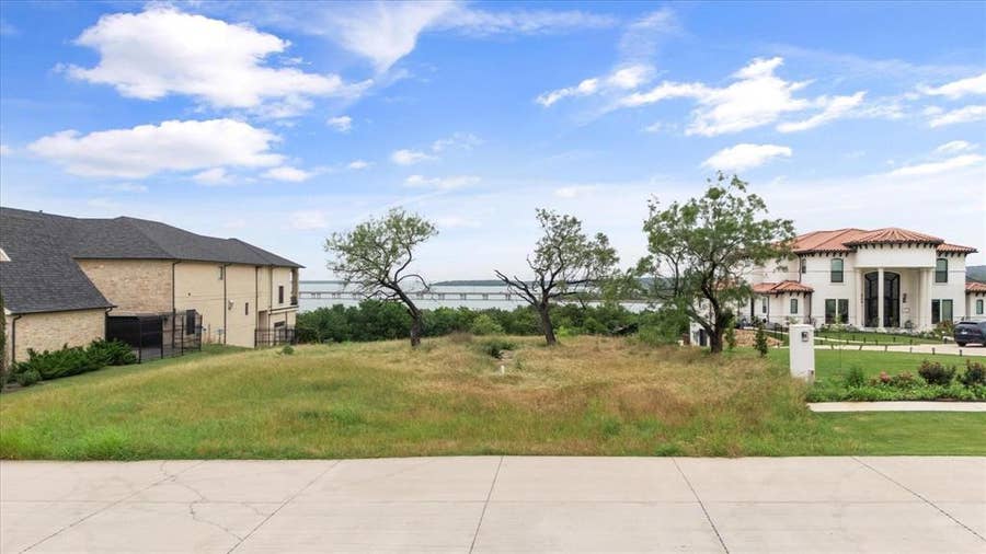 Property photo for 1047 Mallard Pointe Drive, Grand Prairie, TX