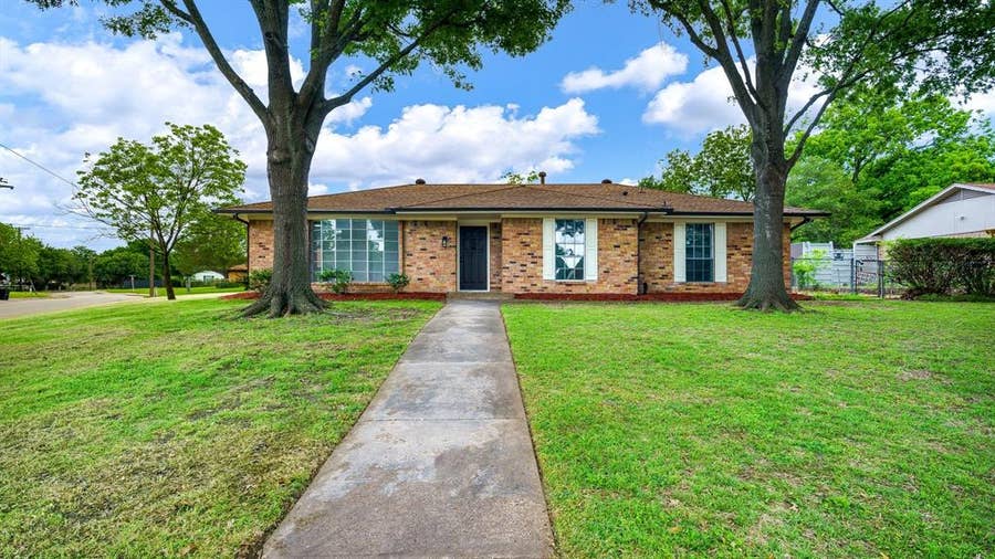 Property photo for 400 Brook Hollow Circle, DeSoto, TX