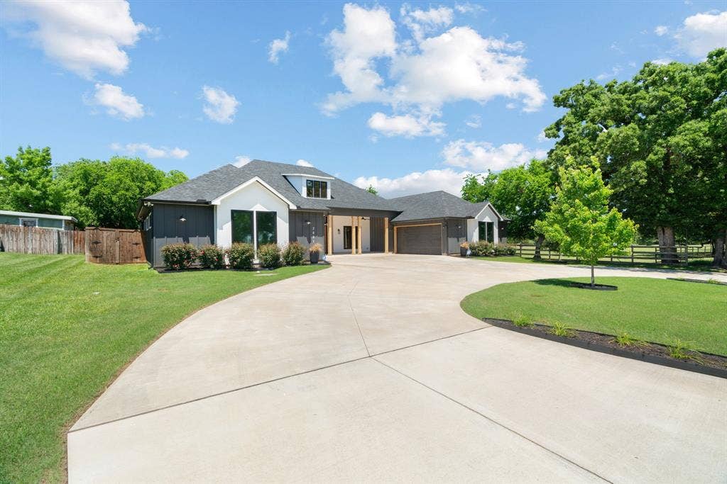 3621 Fritz Lane, Corinth, TX 76208 Circular concrete driveway with surrounding manicured lawn
