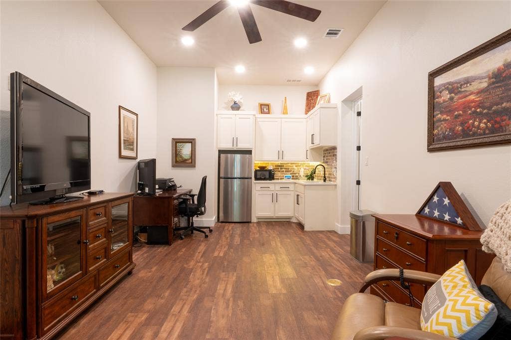 3621 Fritz Lane, Corinth, TX 76208 Open-concept Mother-In-Law Suite living space with kichen area