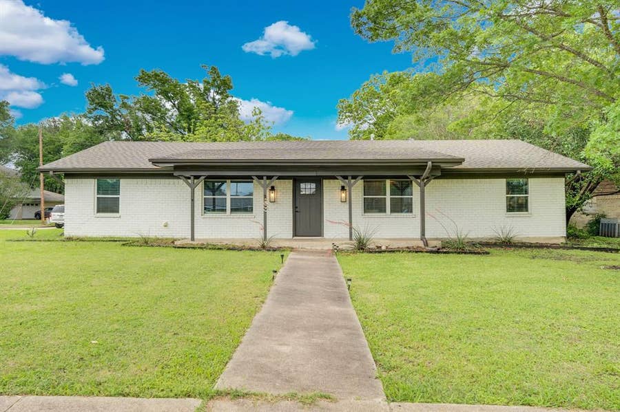 Property photo for 1104 Williamsburg Drive, Ennis, TX