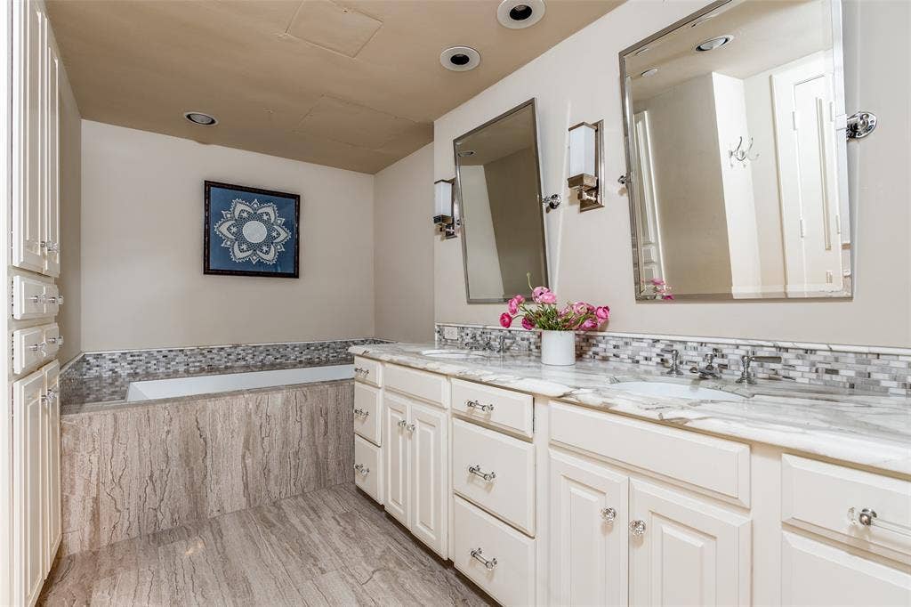 3831 Turtle Creek Boulevard, #15E, Dallas, TX 75219 Primary bath.