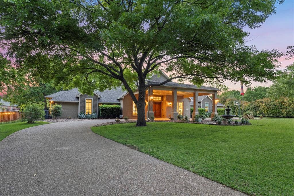 8663 Elm Court, Frisco, TX 75033 expansive porte cochere and circular driveway