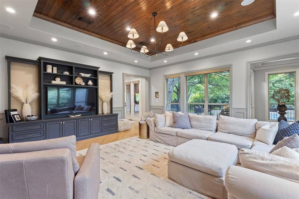 8663 Elm Court, Frisco, TX 75033 wood ceiling and lots of natural light