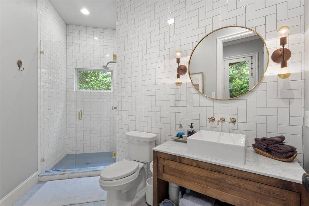 8663 Elm Court, Frisco, TX 75033 en suite off secondary primary bedroom