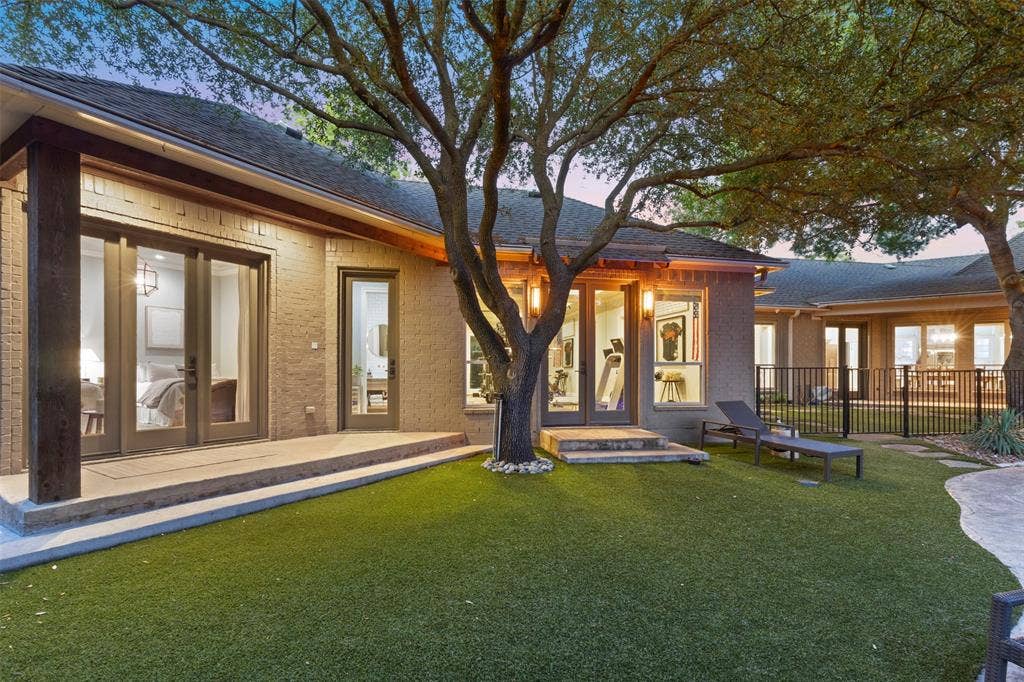 8663 Elm Court, Frisco, TX 75033 turfed area off exercise room and second primary bedroom