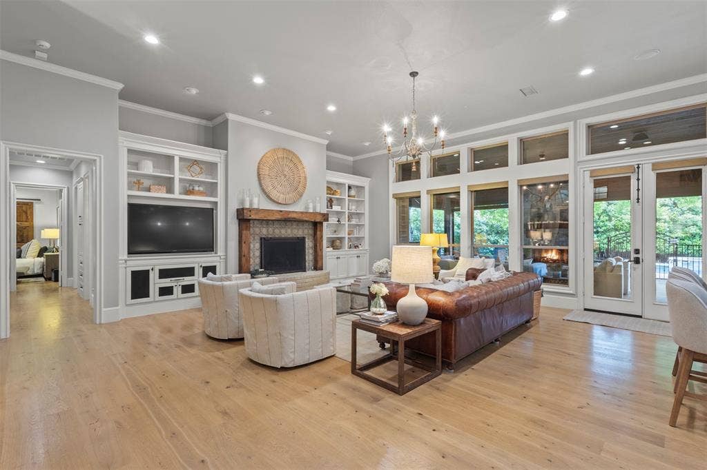 8663 Elm Court, Frisco, TX 75033 lots of natural light overlooking outdoor patio