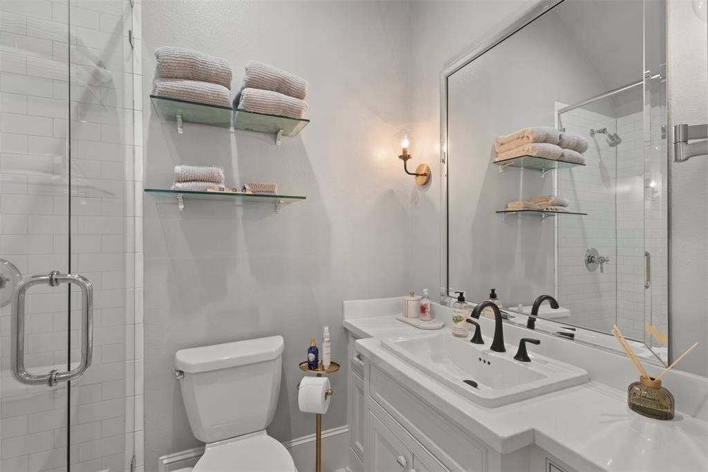 8663 Elm Court, Frisco, TX 75033 en suite bathroom to sparebedroom