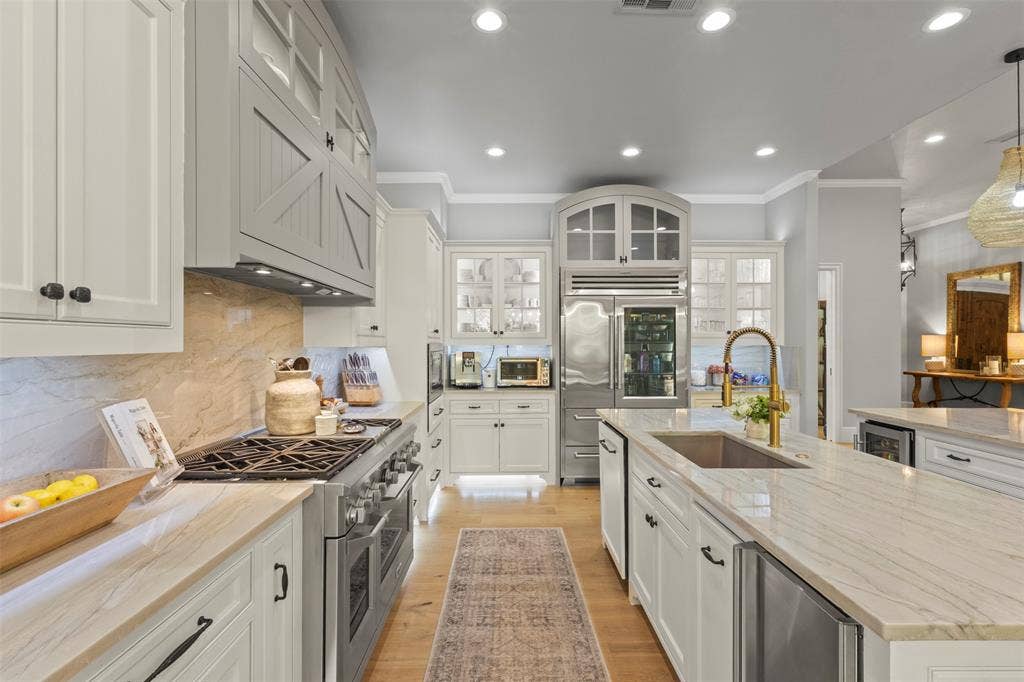 8663 Elm Court, Frisco, TX 75033 built in fridge and high end appliances