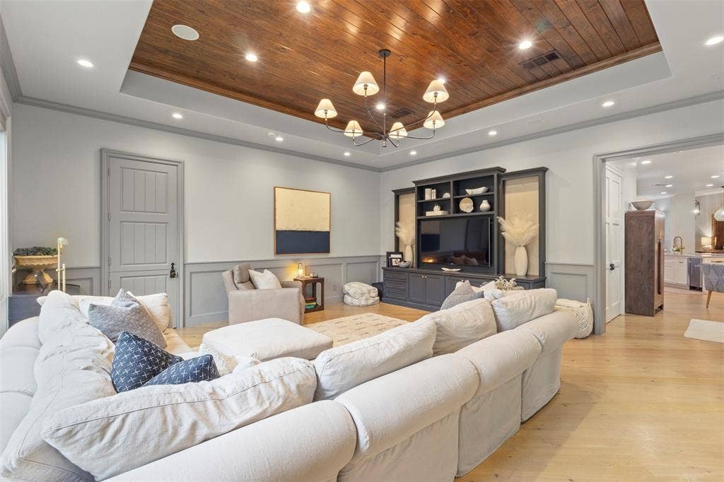 8663 Elm Court, Frisco, TX 75033 perfect room for lounging and entertaining