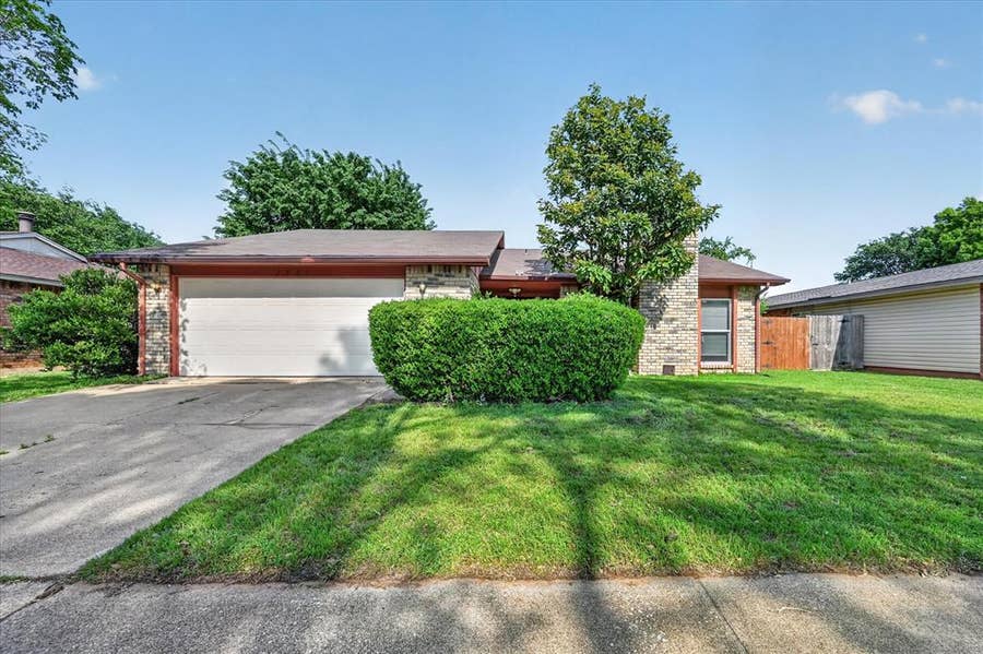 Property photo for 2705 Treeview Drive, Arlington, TX