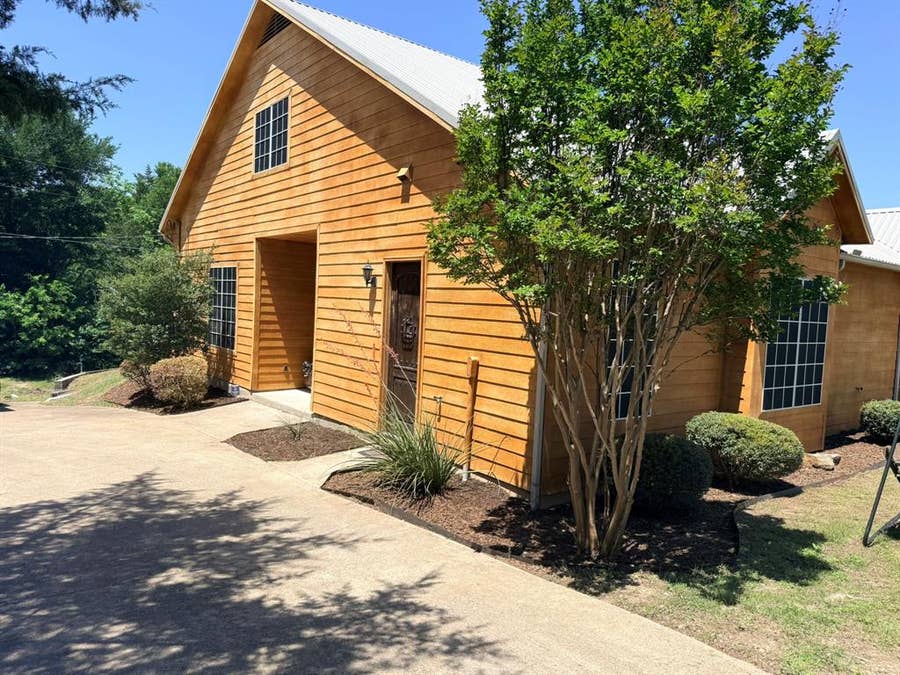 Property photo for 305 Twin Lakes Drive, Waxahachie, TX