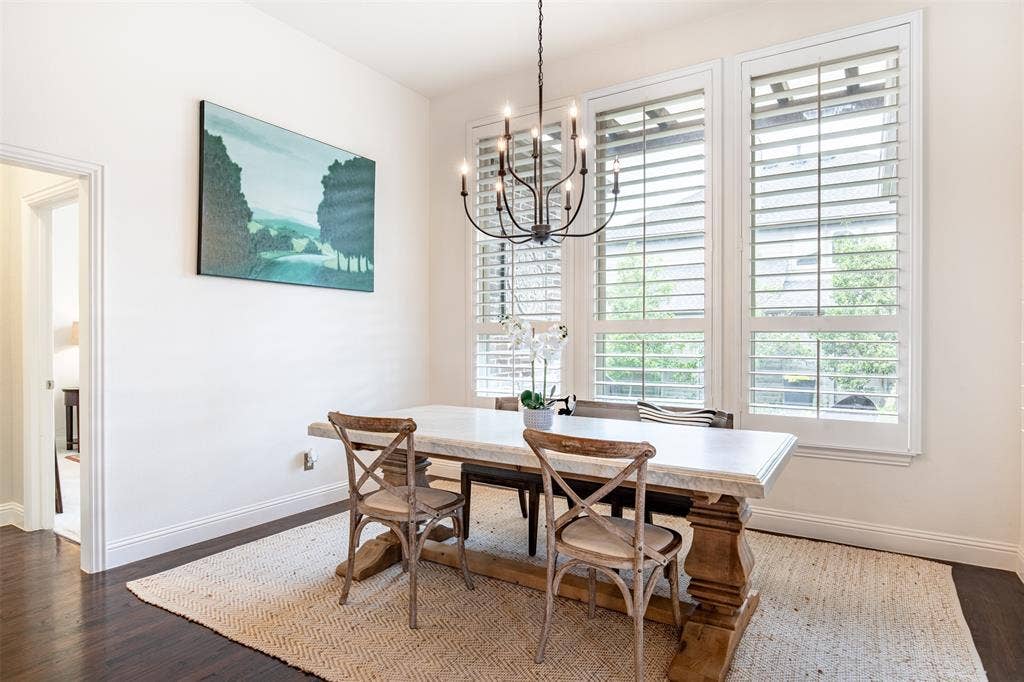 1408 9th Street, Argyle, TX 76226 The large breakfast area features beautiful decorative lighting and offers peaceful views of the stunning backyard—perfect for enjoying your morning coffee or casual meals.