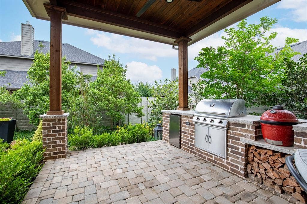 1408 9th Street, Argyle, TX 76226 The outdoor living area is complete with a built-in grill, making it the perfect space for outdoor cooking, entertaining, and relaxing with family and friends.