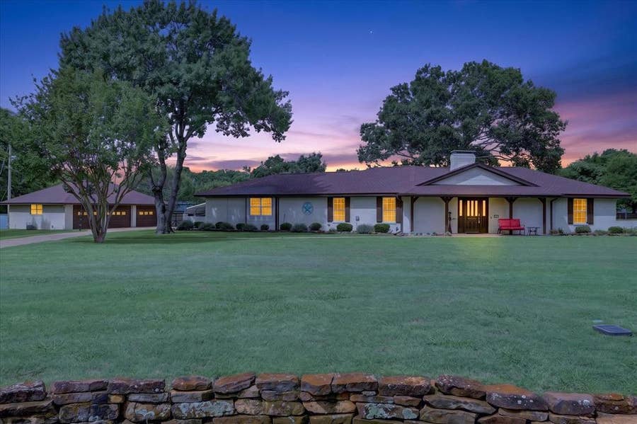 Property photo for 105 Elm Drive, Oak Leaf, TX