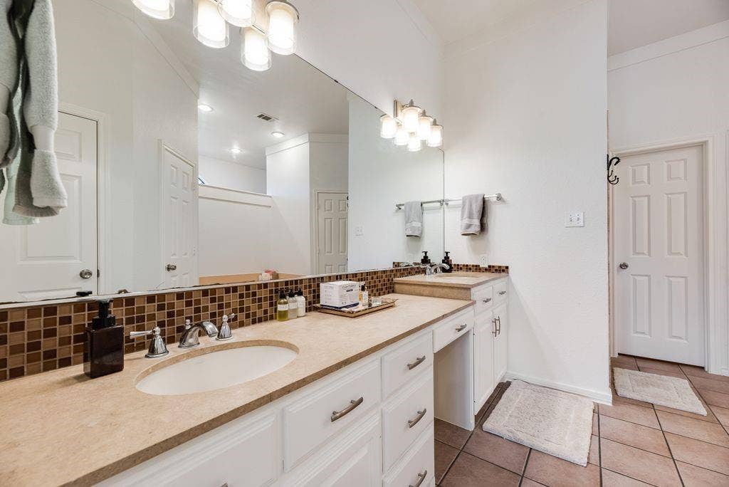 841 S Clinton Lane, Midlothian, TX 76065 841 S Clinton Lane, Midlothian, TX 76065