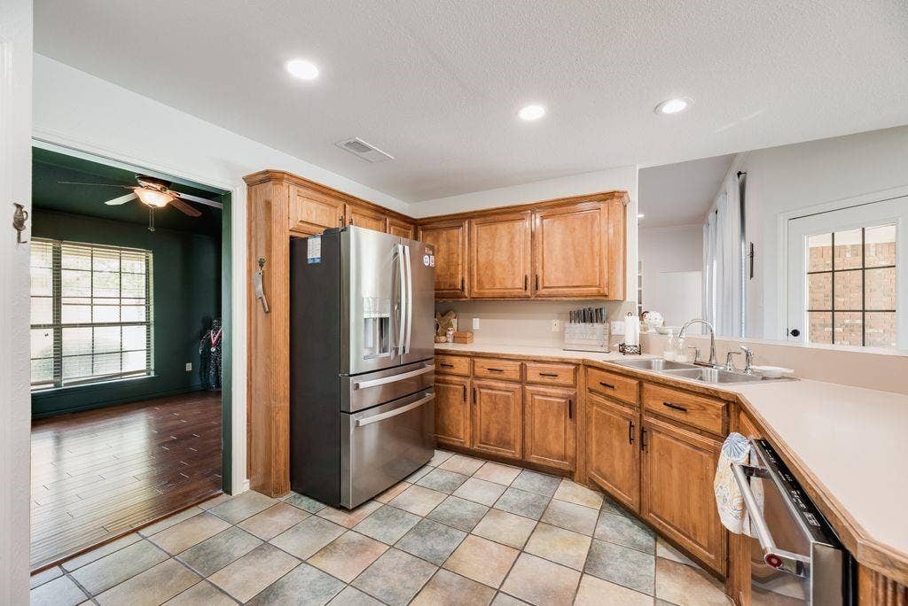 841 S Clinton Lane, Midlothian, TX 76065 841 S Clinton Lane, Midlothian, TX 76065
