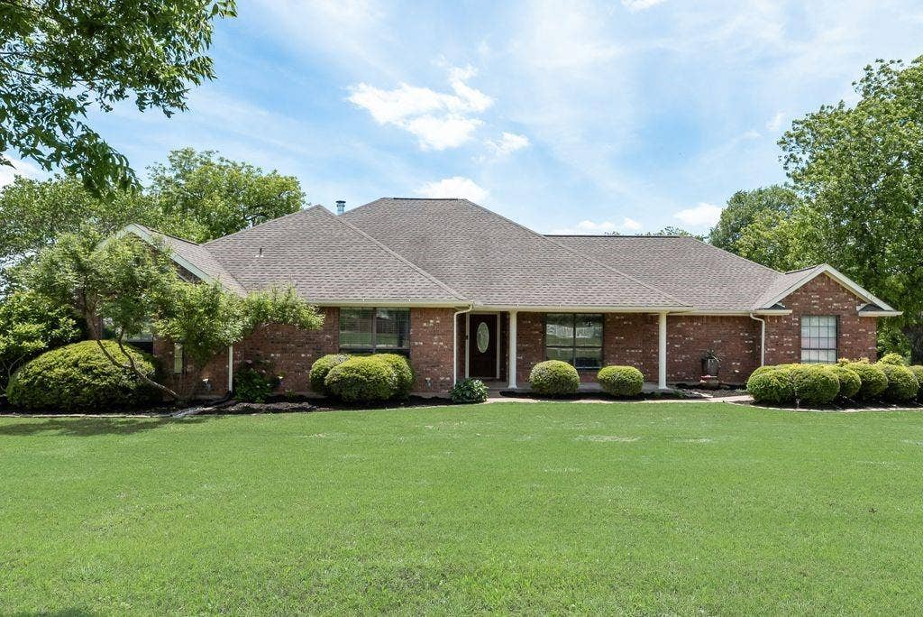 841 S Clinton Lane, Midlothian, TX 76065 841 S Clinton Lane, Midlothian, TX 76065