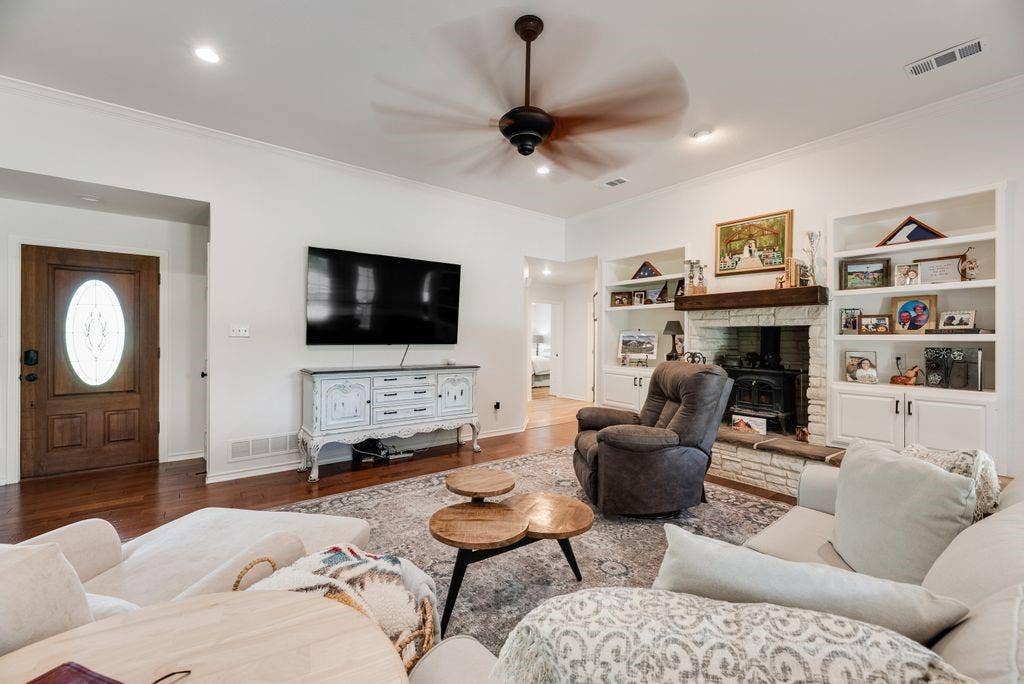 841 S Clinton Lane, Midlothian, TX 76065 841 S Clinton Lane, Midlothian, TX 76065